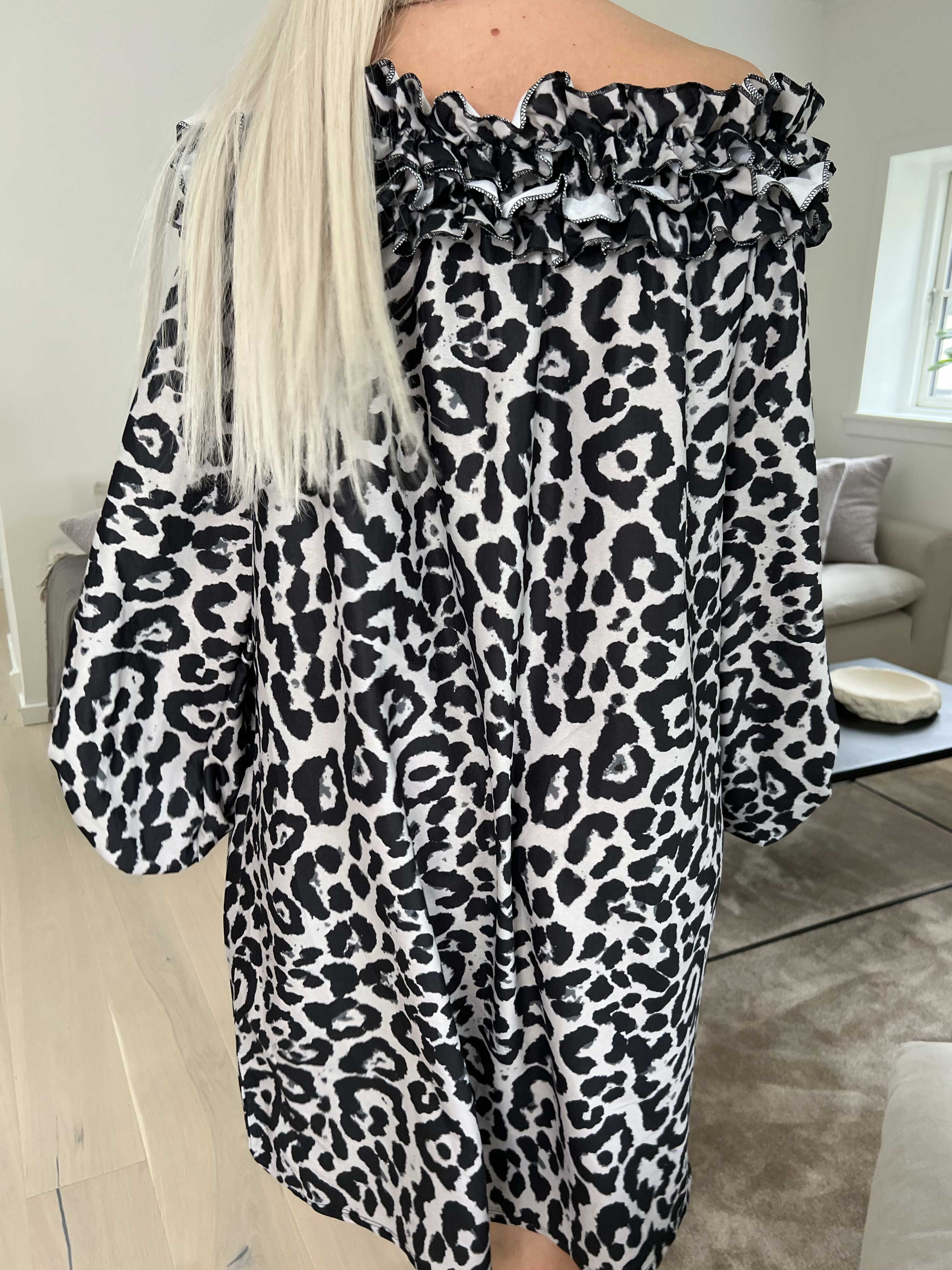 Chili Leo Dress - Leopardmönstrad klänning med volang i halsringningen